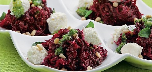Свекла с козьим сыром и песто из базилика