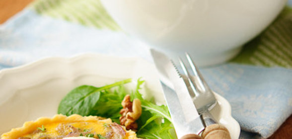 Тарт с козьим сыром и салат с яблоками и грецким орехом