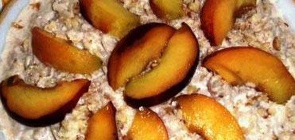 Салат из яблок с орехами и сыром