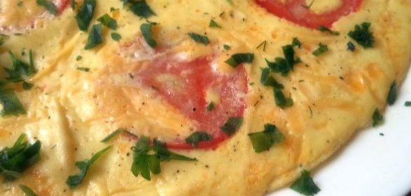 Сырный омлет с помидорами