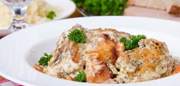 Тушеный кролик в сметане в мультиварке