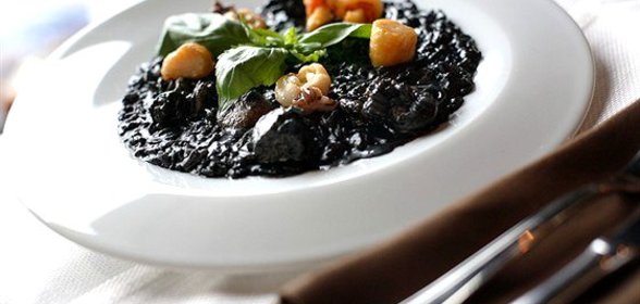 Черное ризотто с морепродуктами