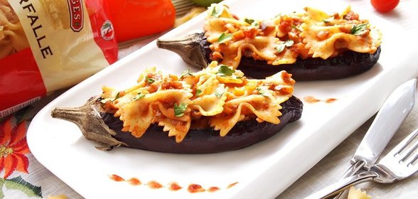 Фарфалле с соусом Рататуй в запеченном баклажане