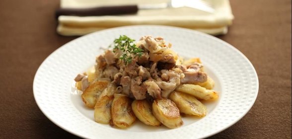 Куриное филе с жареными бананами