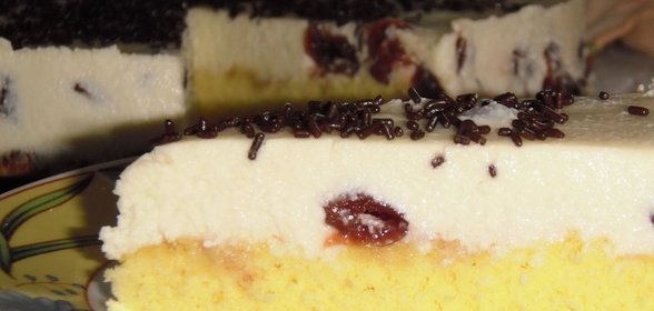 Торт с белого шоколада с вишней