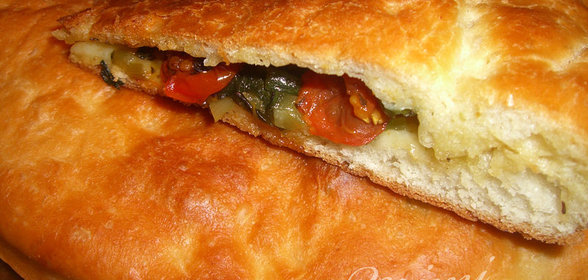 хлеб с печеными томатами и черемшой