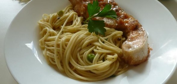 Семга с яичной лапшой в азиатском стиле