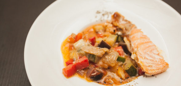 Яркий рататуй с семгой