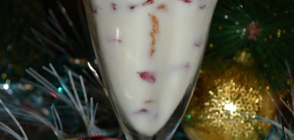 Десерт из белого шоколада с мандаринами, печеньем и гранатом