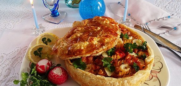 Праздничный пирог с курицей и фузилли