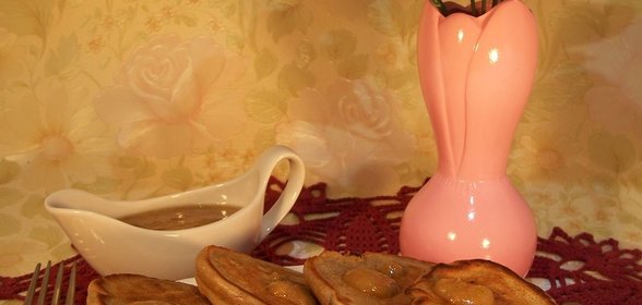 Шотландские оладьи с соусом из изюма