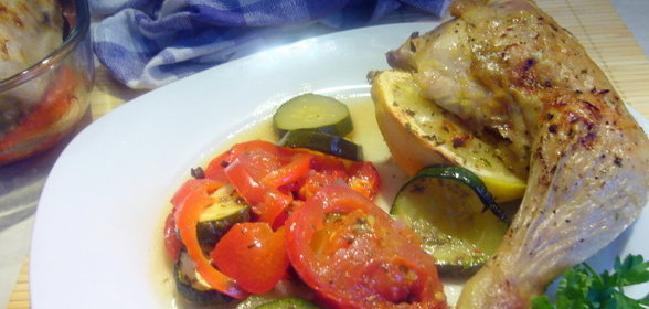 Лимонные куриные окорочка на подушке из овощей