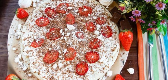 Пицца «Дольче» с клубникой, молочным шоколадом и меренгами