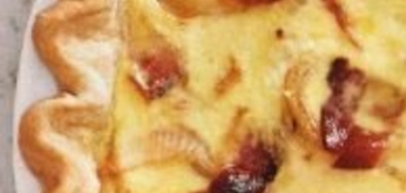 Киш с луком, сыром и беконом