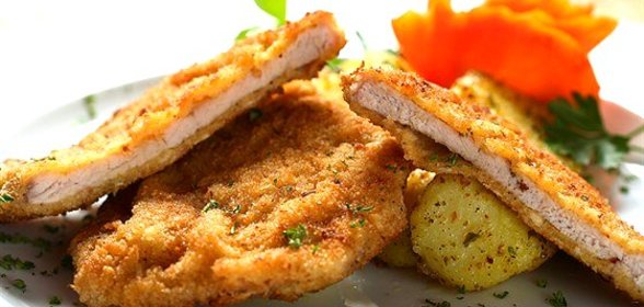 Свиные отбивные в сухарях с маринованной морковью