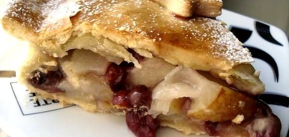 Закрытый песочный пирог с грушей и брусникой