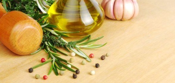 Теплая заправка с чесноком и розмарином