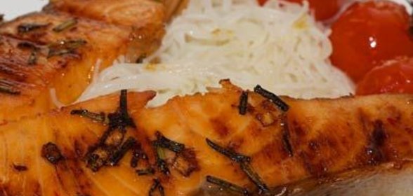 Стейк из семги на ложе из запеченных помидоров и рисовой лапши