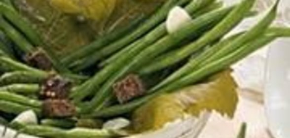 Фасоль, соленая с чесноком и ржаным хлебом