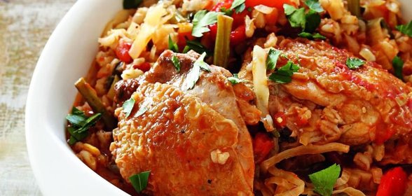 Тушеная курица с перловой крупой