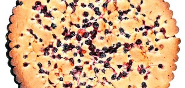 Клафути с черникой и миндалем