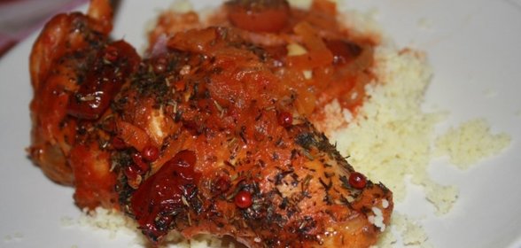 Пряный кролик с томатом, беконом и розовым перцем