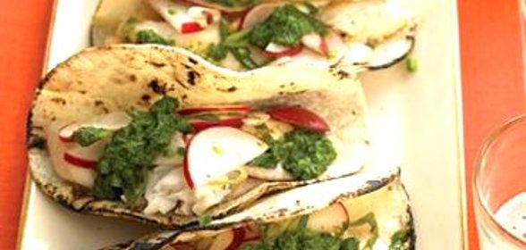 Лепешки с рыбой, сальсой и редисом