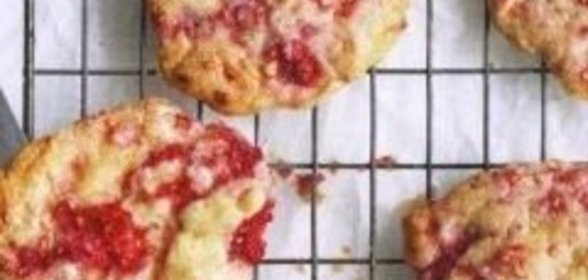 Печенье с малиной и белым шоколадом