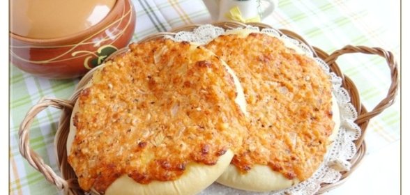 Сырно-творожные лепешки с паприкой, орегано и луком