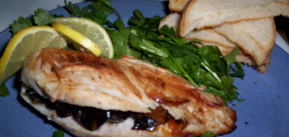 Куриная грудка фаршированная сладкой сливой с гренками