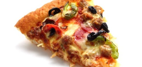 Пицца с куриной печенью и помидорами