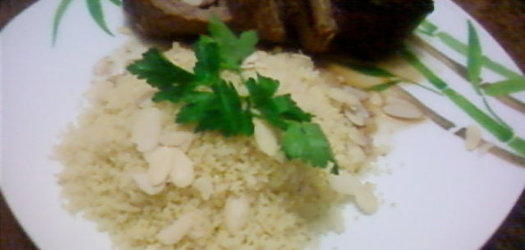 Кускус с миндалем и мясным рулетом