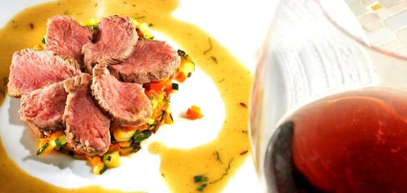 Тьян из баранины с овощным рагу и мятным соусом