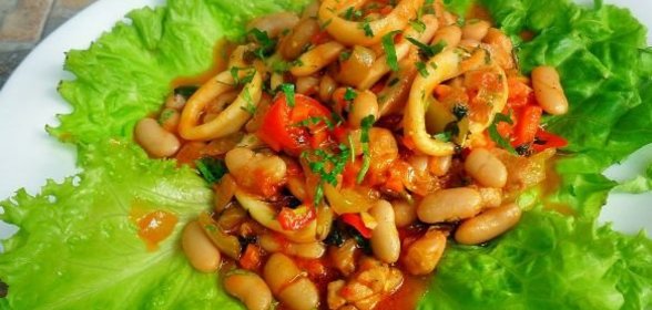 Бобовое жаркое с кальмарами