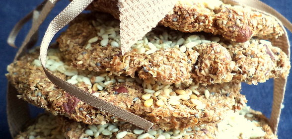 По мотивам Кnekkebrød или Ржаные хлебцы с арахисом, кунжутом, маком