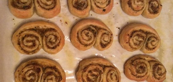 Слоеные ушки с тапенадом