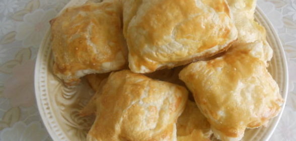 Слоеные конвертики с двумя видами начинок