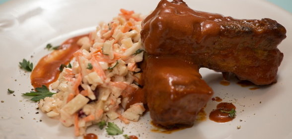 Свиные ребрышки, тушенные с черносливом