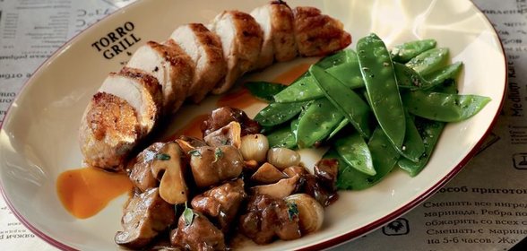 Жареная грудка цесарки с грибным рагу, сладким горошком и легким соусом из облепихи