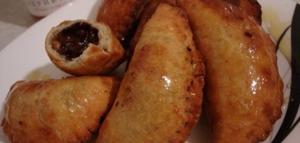 Равиоли с шоколадом, абрикосовым конфитюром и грецкими орехами