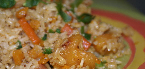 Плов из коричневого риса с тыквой, курагой и изюмом