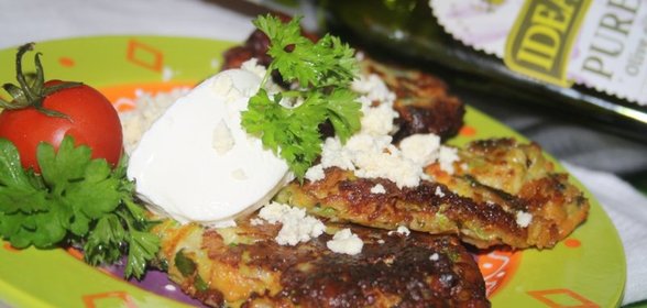 Латкес (еврейские кабачковые оладьи с овечьим сыром)