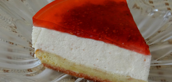 Бисквитный торт-суфле с клубничным вареньем-желе