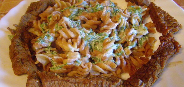 Жареные макароны с соусом из мацони