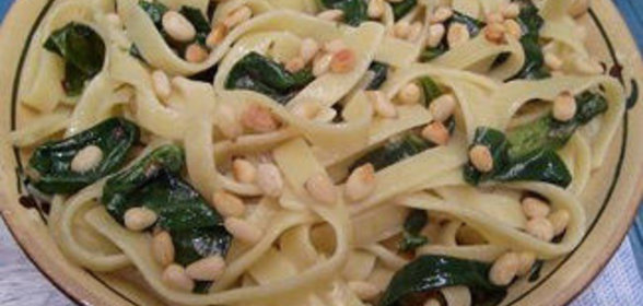 Лингвини со шпинатом и кедровыми орешками