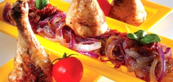 Жареная курица с луком и соусом санторини