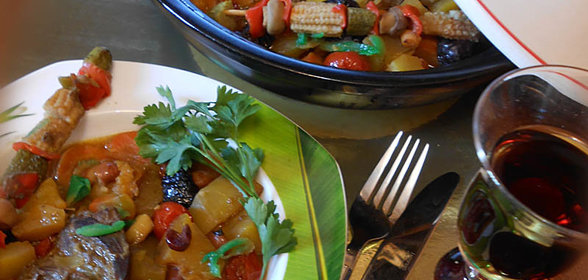 Индюшачьи сердечки с фасолью и осенними овощами (свежими и маринованными) в тажине