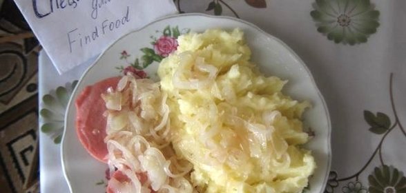 Пюре с жареной колбасой и луком