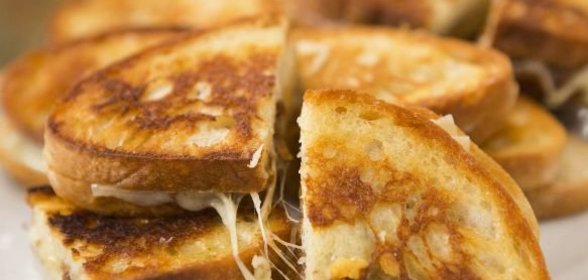 Горячие бутерброды с сыром и карамелизированным луком