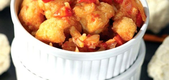 Цветная капуста, тушенная с томатами и корицей